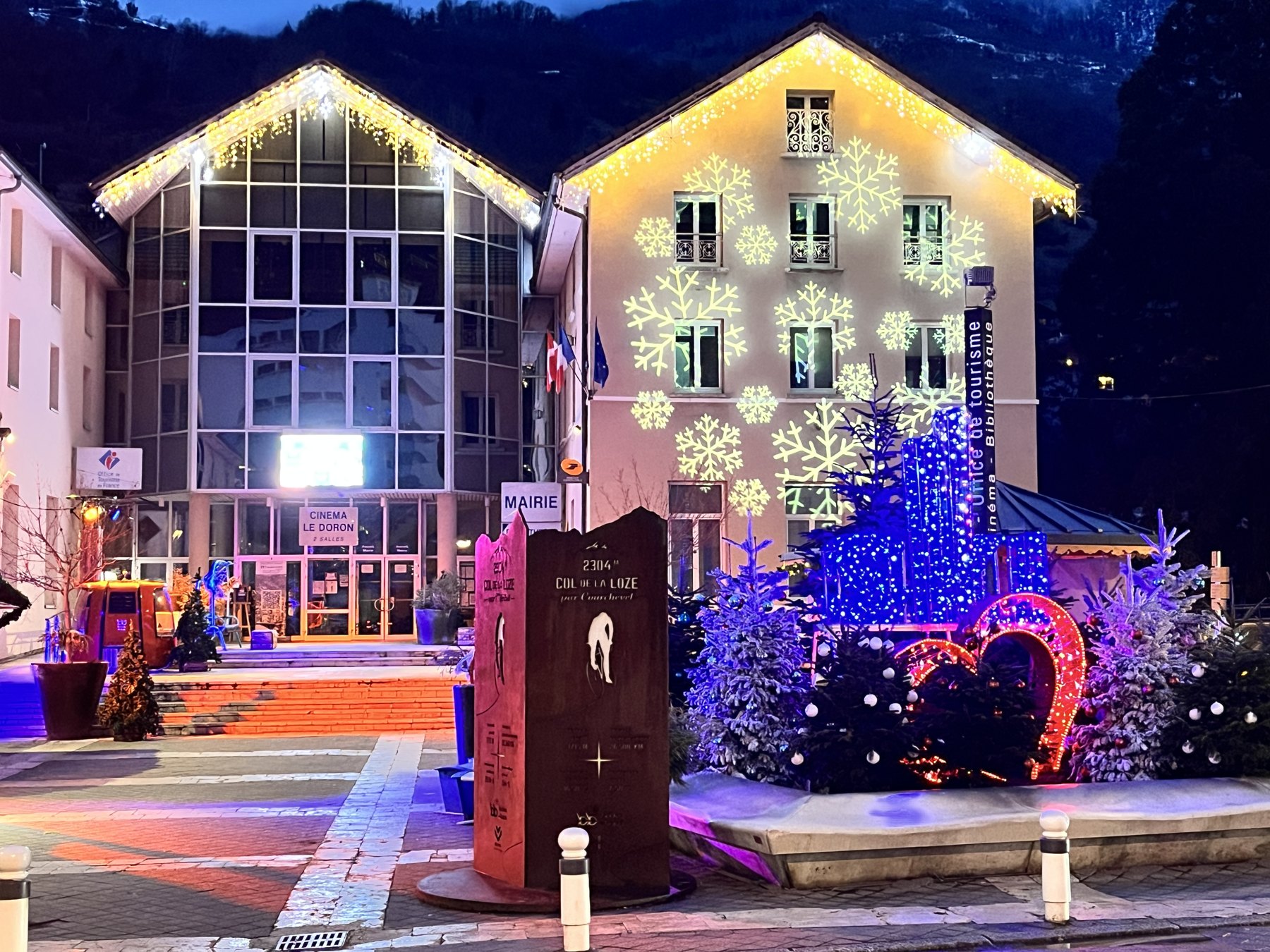 Verlicht dorpscentrum van Brides-les-Bains