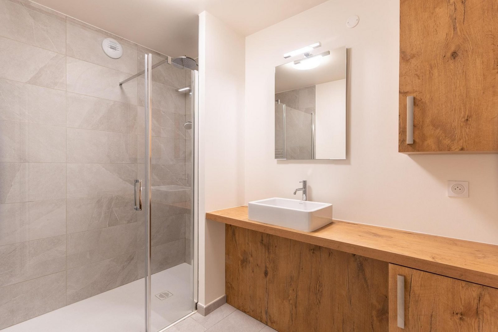 Badkamer met regendouche