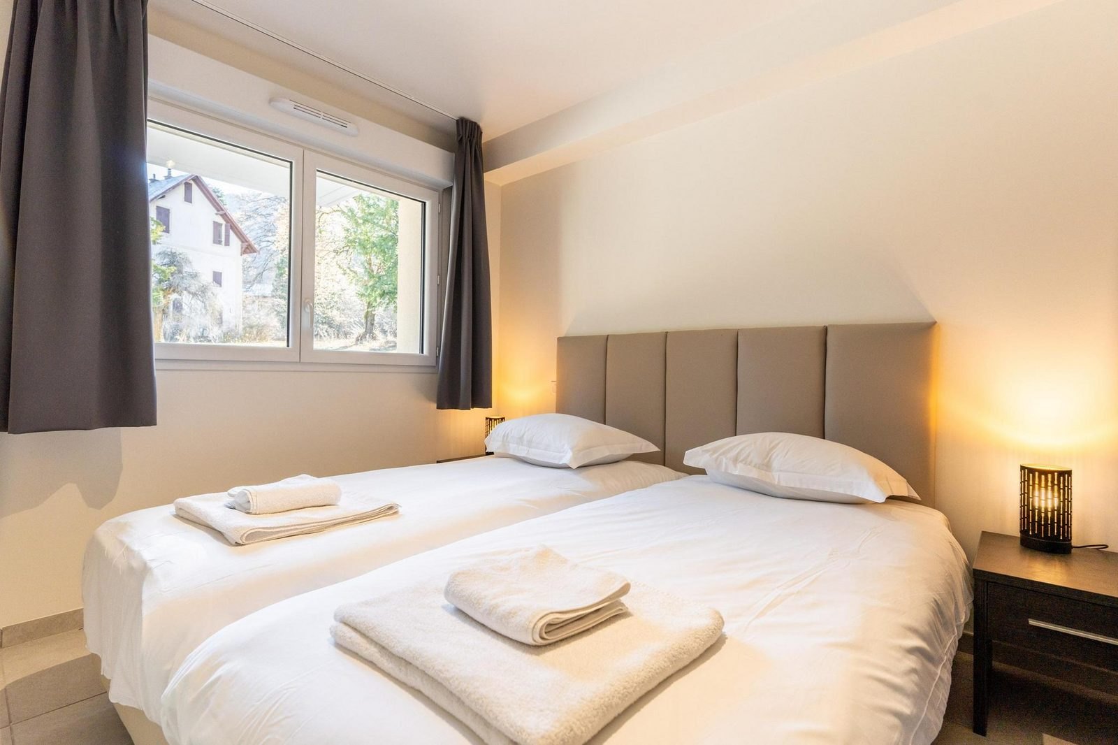 Master bedroom met tweepersoonsbed