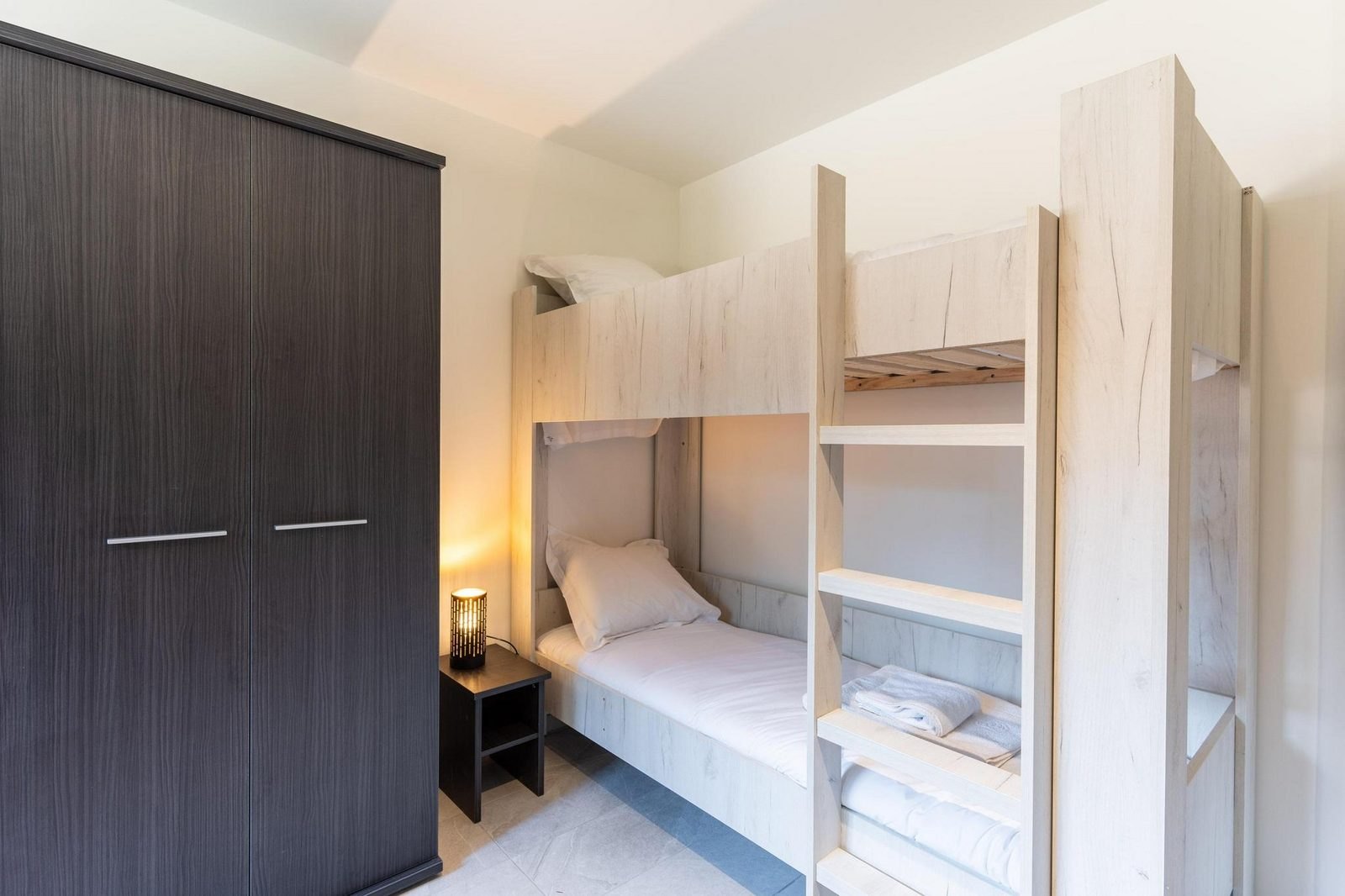 Slaapkamer met stapelbedden